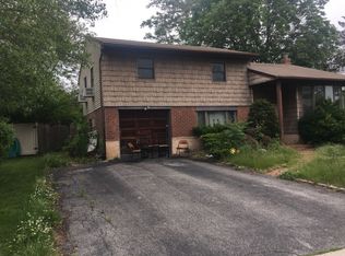 6 Laura Ln, Plainview, NY 11803