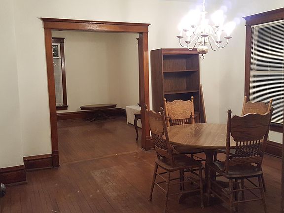 DR - Wood floors, original woodwork.