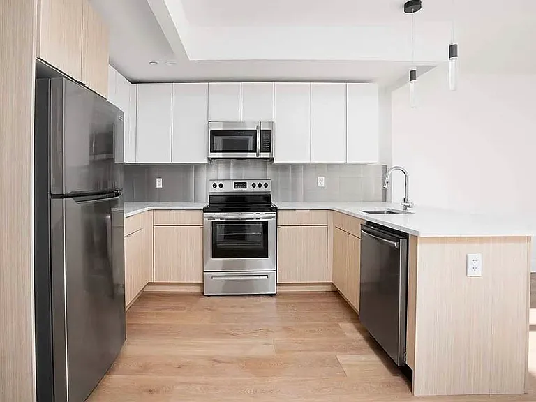 23-33 Astoria Blvd #Penthouse 1 — Photo 1