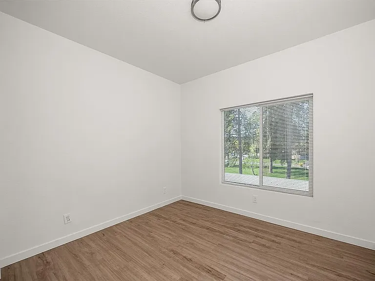 505 E Hawthorne Rd #305 — Photo 7