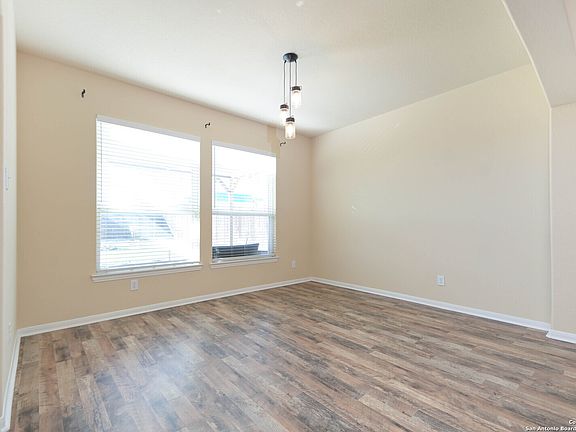 5th image of 3538 York Crest