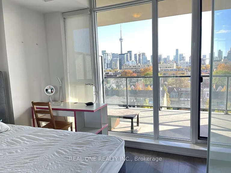 297 College St #710 — Photo 14