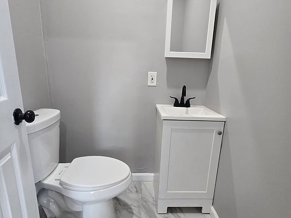 3rd image of 125-127 Redwood Ave #1B