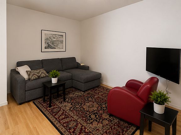 5th image of 913 13th Ave APT B