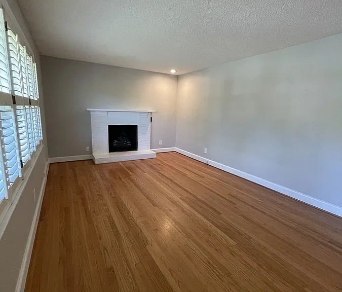 2810 Deerwood Dr — Photo 4
