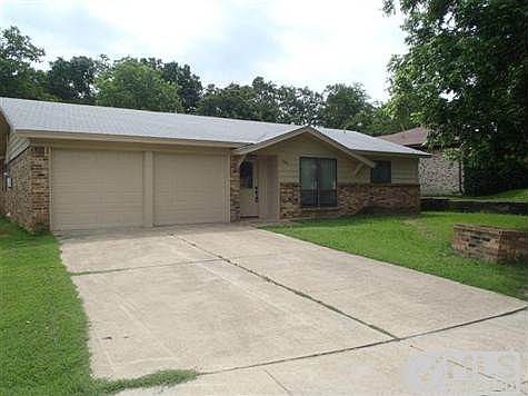 2nd image of 1004 Briar Oaks Dr