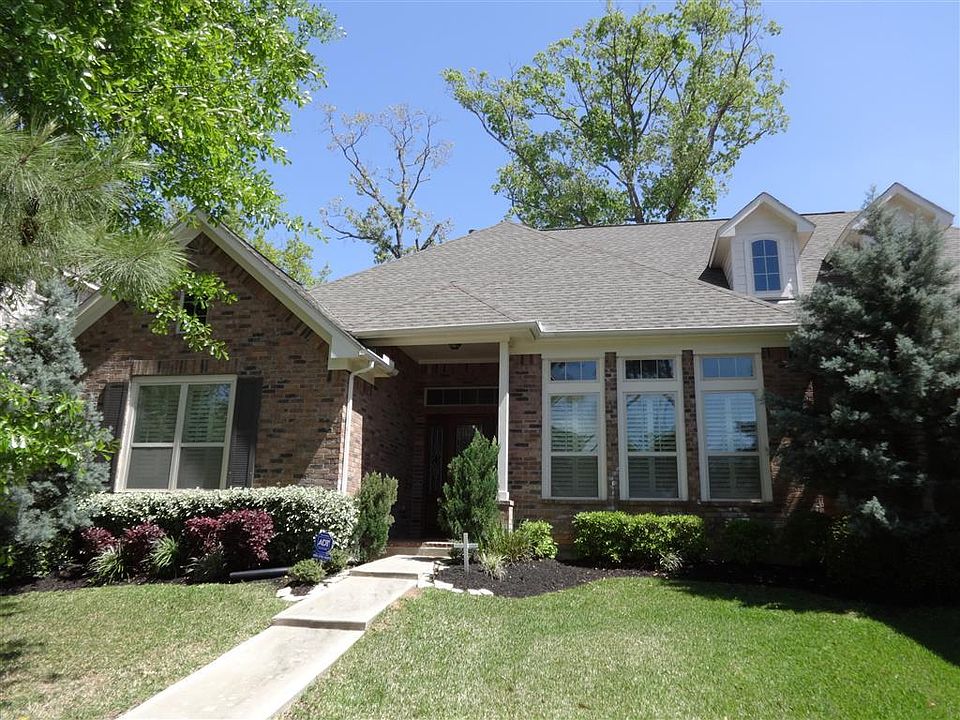 This home has lovely curb appeal!