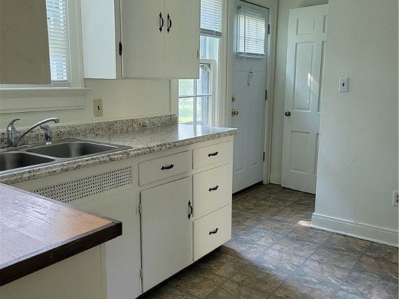 4th image of 3861 Far Hills Ave