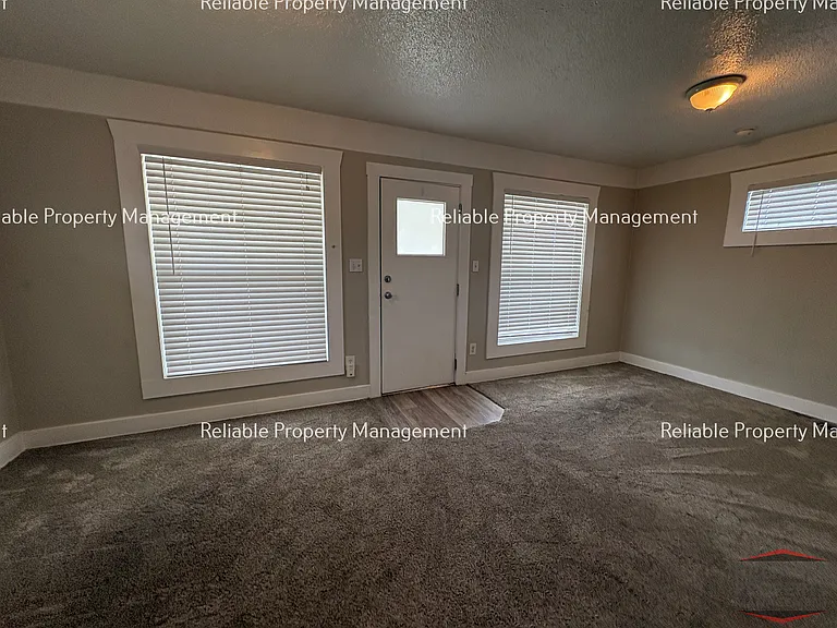 489 N Broadway St — Photo 12