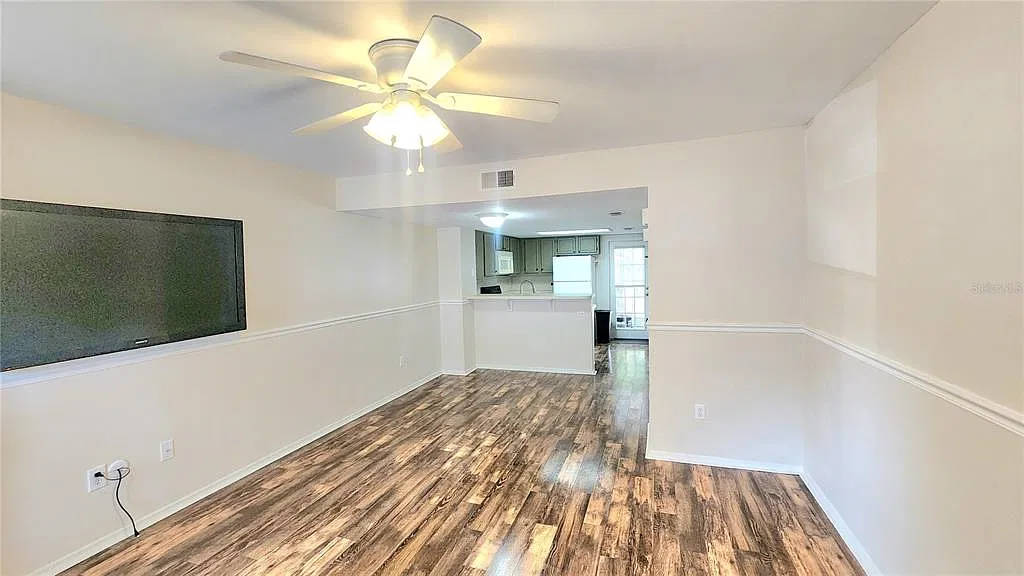 2 bed, 1.5 bath, 886 sqft, $1,600 — Photo 3
