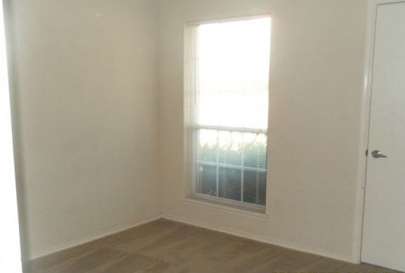 5th image of 601 Flagstaff Dr