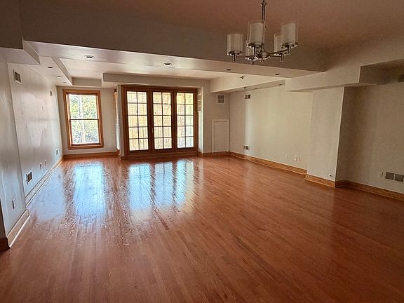 Gorgeous and spacious living-dining-private balcony (New flooring installed)