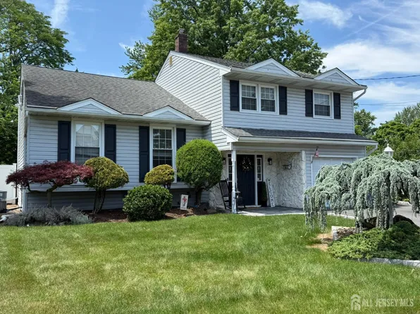 11 Coral Ct, Colonia, NJ 07067