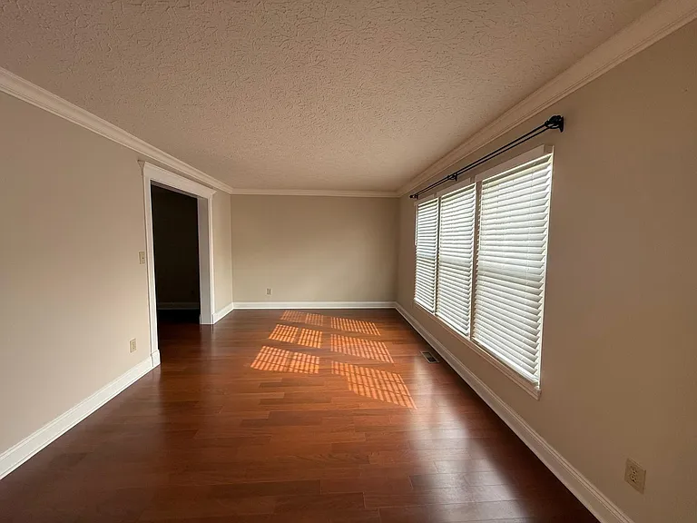 7574 Allenwood Ct — Photo 10