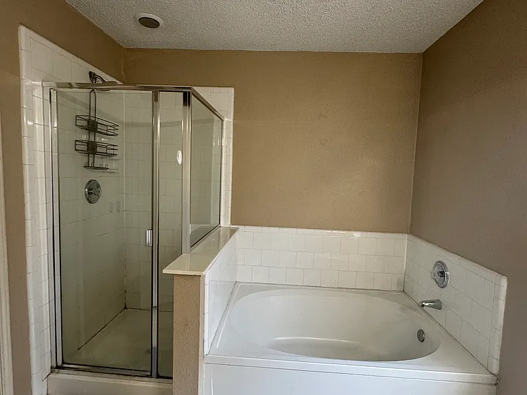 2421 Hampton Dr — Photo 6