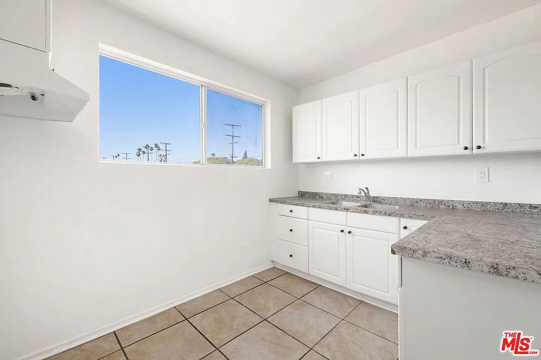 3 bed, 1.0 bath, 830 sqft, $2,650 — Photo 4