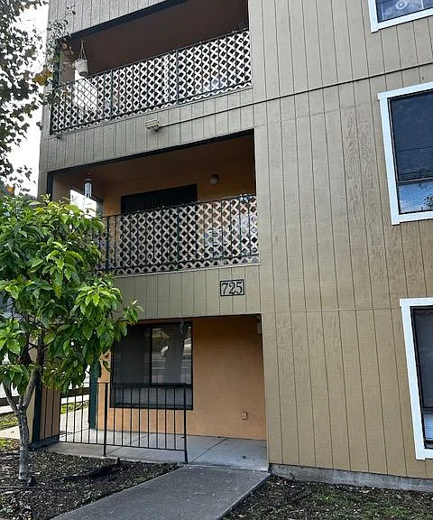 Kearny Street Apartments — Photo 24