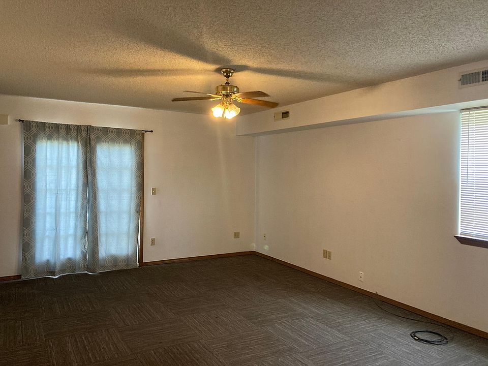 2nd image of 809 W Centennial Ave