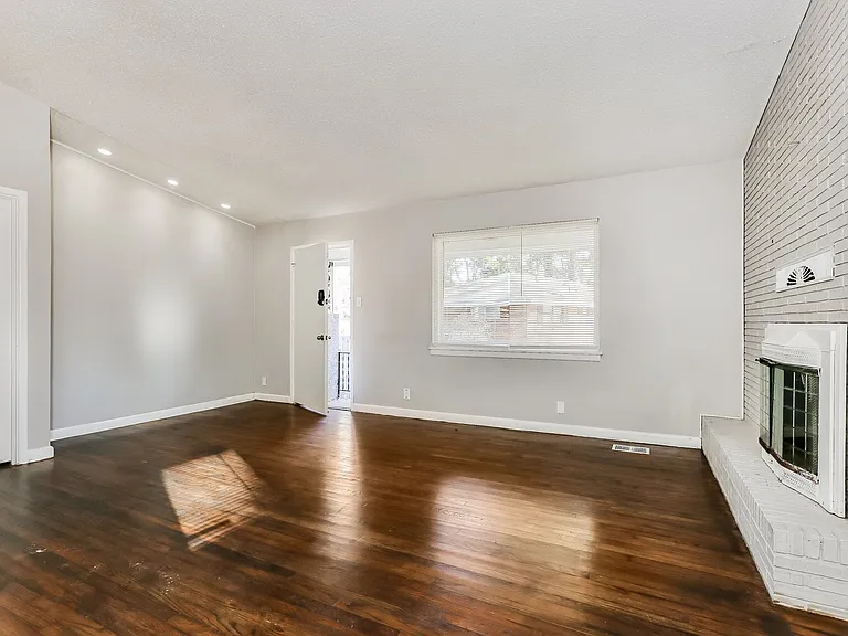 1789215_018_living_room_13402105.jpg