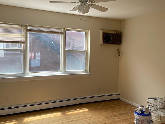 Living room (view 1)