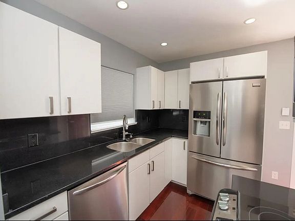 1033 N. 20th Street 
1 bedroom, 1bath duplex with garage, full basement, washer/dryer, dishwasher, yard and updated everything!