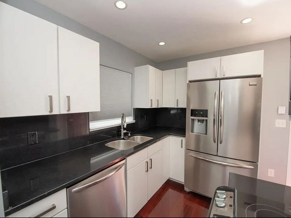 1033 N. 20th Street 
1 bedroom, 1bath duplex with garage, full basement, washer/dryer, dishwasher, yard and updated everything!