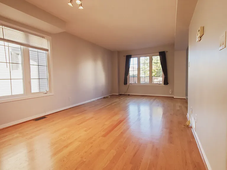 919 Rainbow Cres — Photo 3