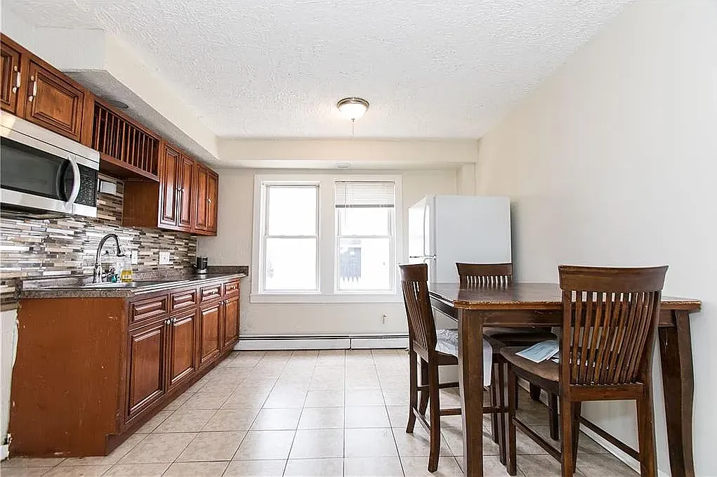 3 bed, $2,500 — Photo 2
