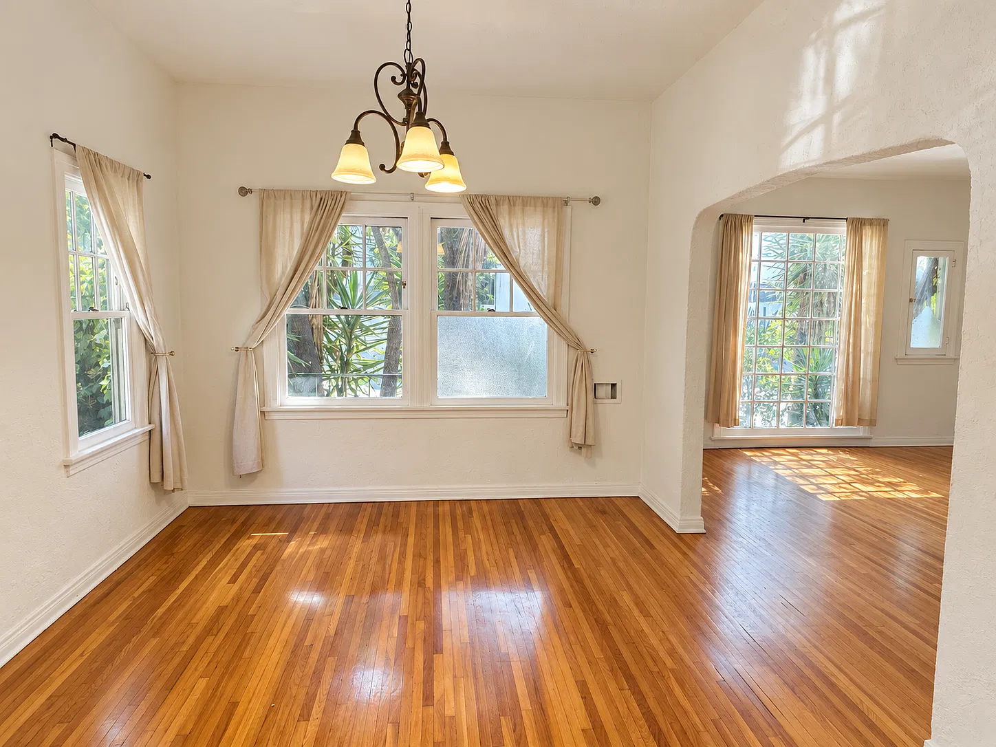 7925 Waring Ave — Photo 3