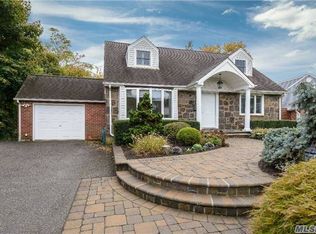 196 Parkway Dr, Westbury, NY 11590