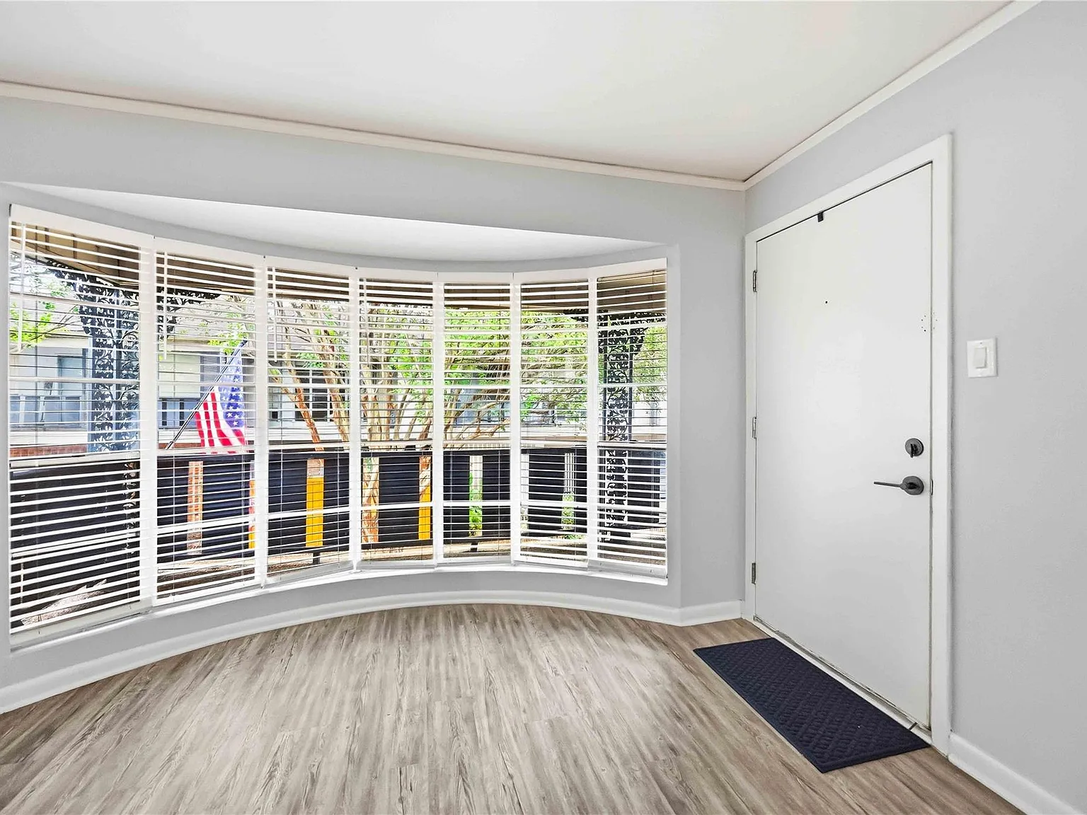 1 bed, 1.0 bath, 820 sqft, $1,400 — Photo 2