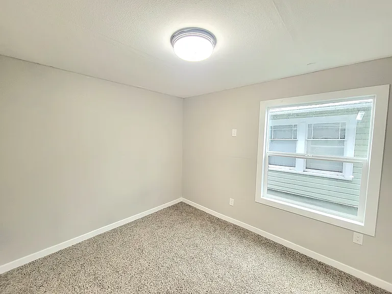 718 Perry Ave — Photo 16