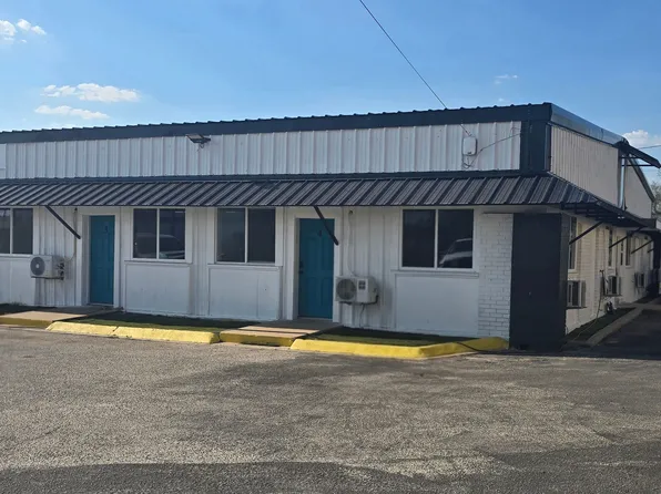 Spacious 1-Bedroom Apartment All Bills Included + Wifi, 3225 Highway 90a #6, Gonzales, TX 78629