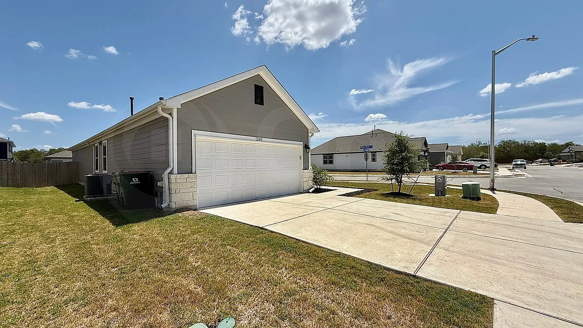 4 bed, 2.0 bath, 1600 sqft, $1,900 — Photo 2