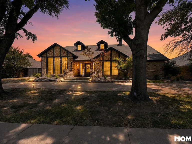 2926 Apple Valley Dr — Photo 1