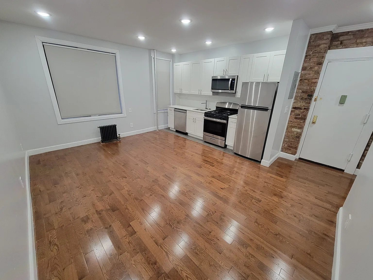 184 Nagle Ave — Photo 2