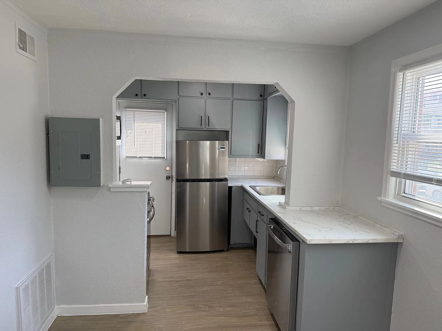 Rose Manor Apartments — Photo 3