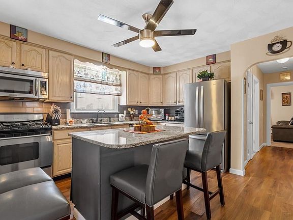 5th image of 346 Fruit Hill Ave