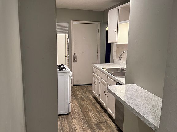 3rd image of 2710 Tracy Ave #1N