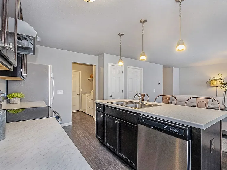 1847 Bluff Ridge Ct — Photo 2