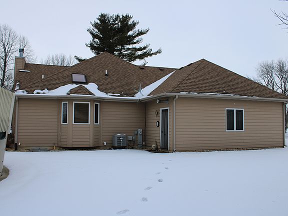 5th image of 74 Edgebrook Dr Unit 2