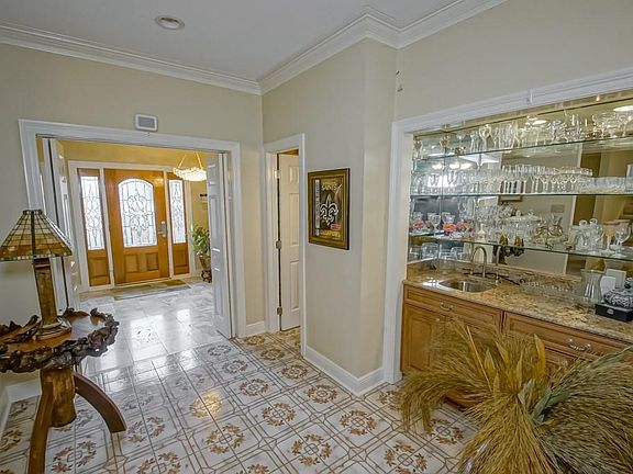 4th image of 11111 Lake Forest Blvd