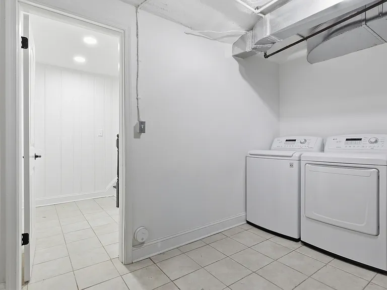 525 Oakwood St SE — Photo 21
