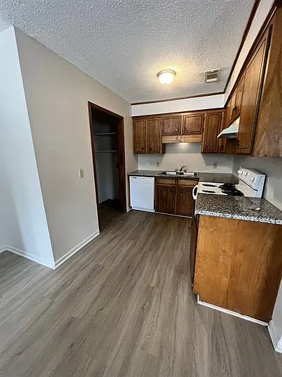 218 Victoria Drive* - 8A — Photo 4