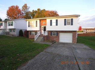 122 Hampton Ln, Hurricane, WV 25526