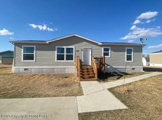 927 Palomino Ln, Dickinson, ND 58601
