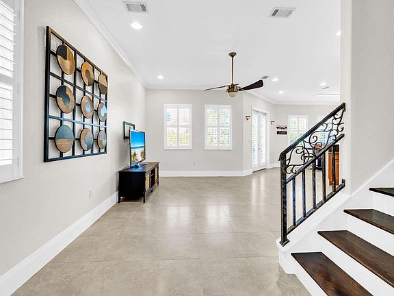 5th image of 276 Calusa Blvd