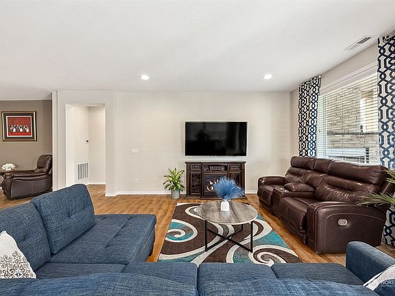 5th image of 14410 192nd Avenue Ct E