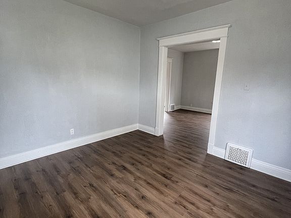4th image of 931 Lincolnway E