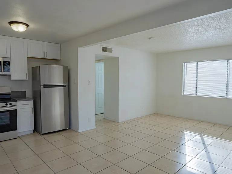 720 Aster Ln — Photo 2